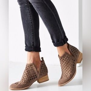 Jeffrey Campbell Taggart Suede Ankle Booties Size 7.5